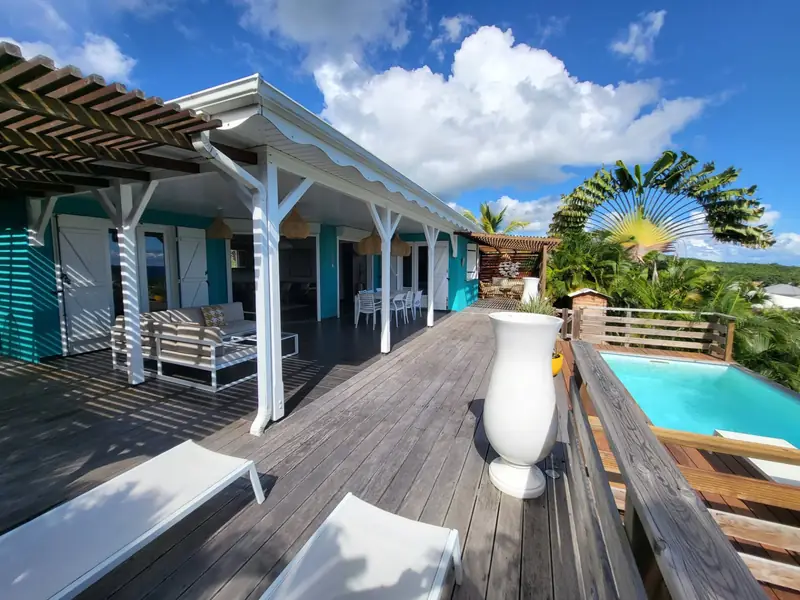 Terrasse et piscine turquoise