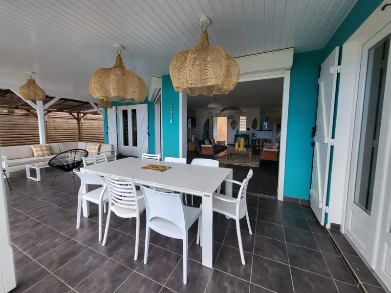 Coin repas sur la terrasse