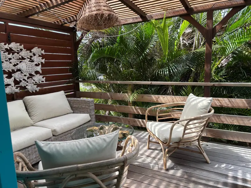 Coin détente dans le jardin tropical