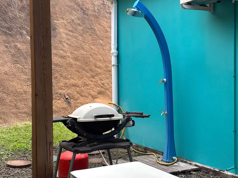 Douche extérieure et barbecue