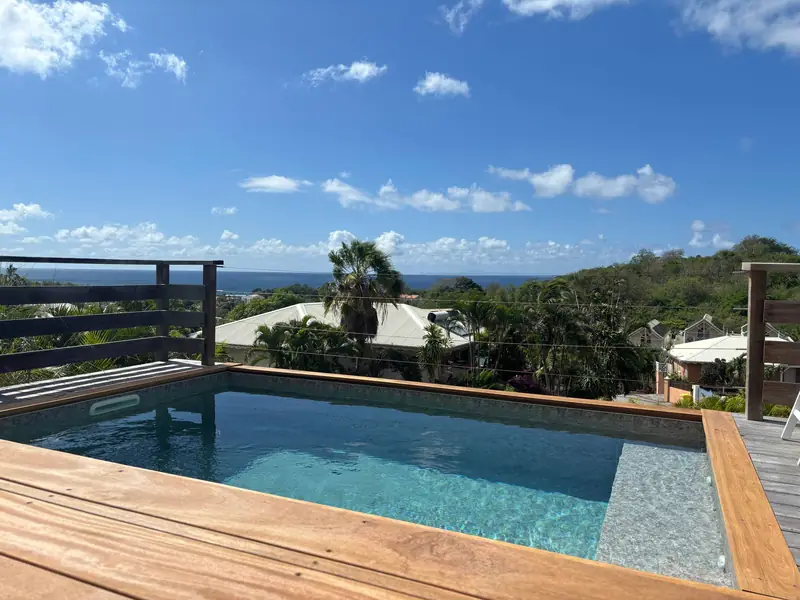 Piscine face à la mer des Caraïbes