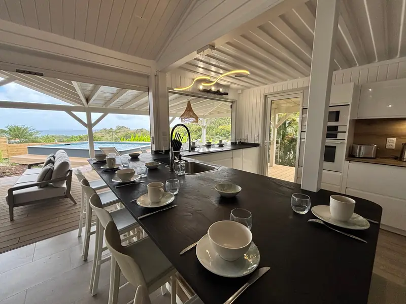 Salle à manger ouverte sur la terrasse