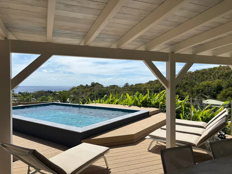 Piscine et bains de soleil
