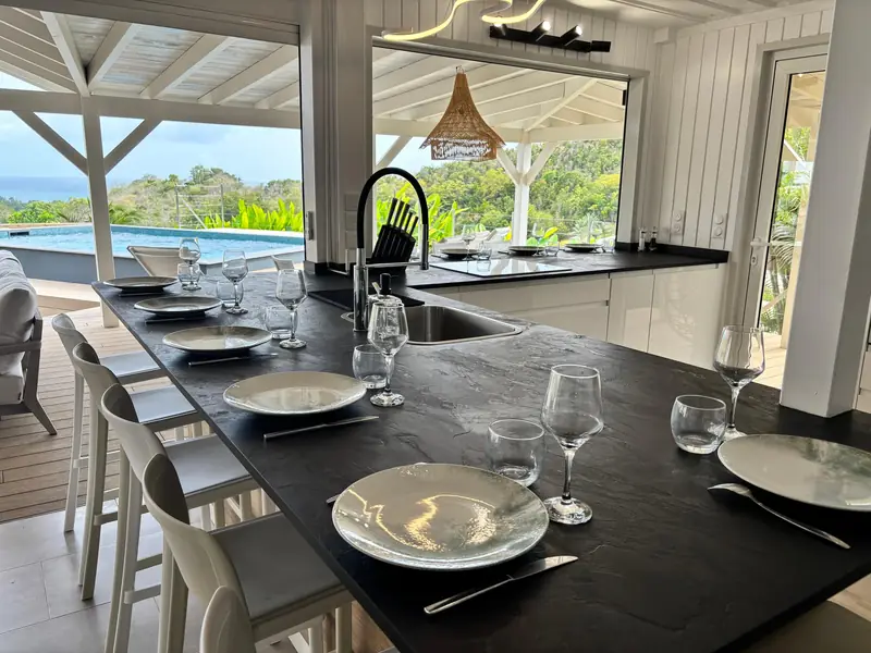 Table dressée pour le dîner