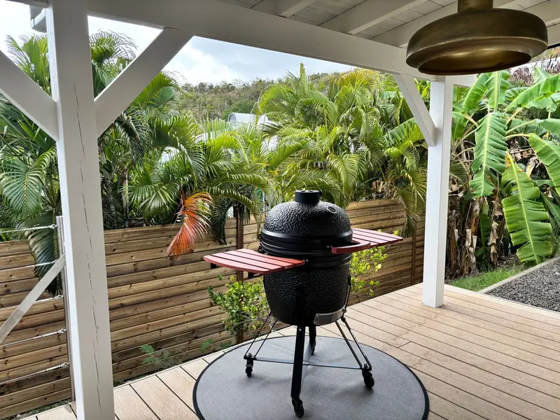 Barbecue Kamado sur la terrasse