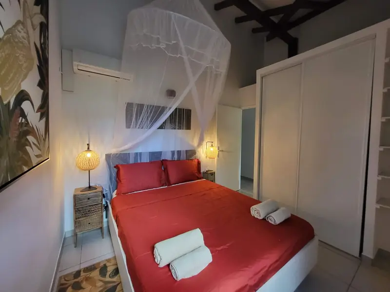 Chambre climatisée et son lit de 160 cm