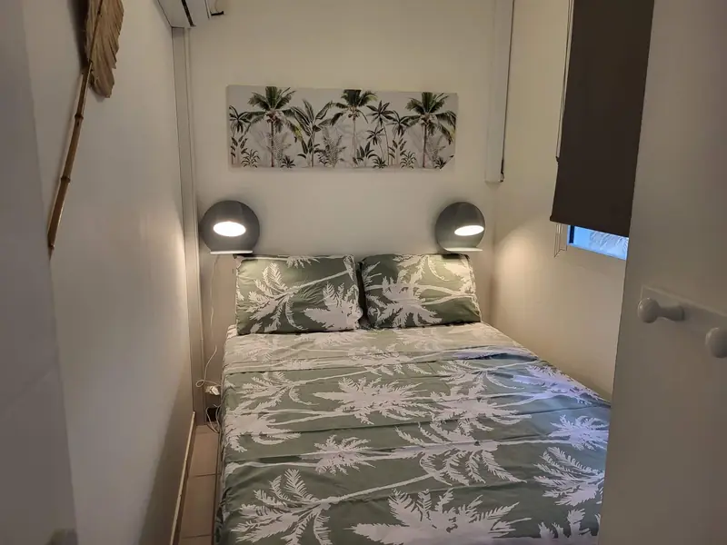 Chambre climatisée avec lit de 140 cm