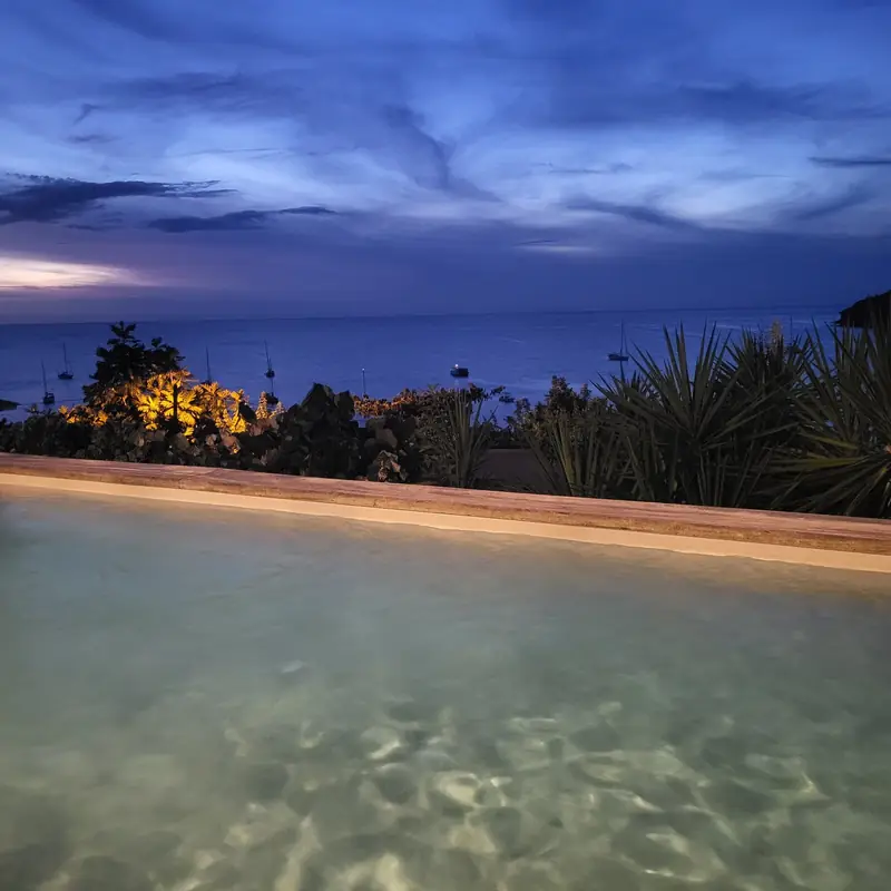 Piscine face à la mer au crépuscule