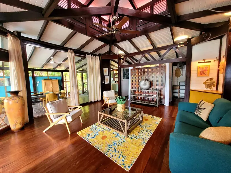 Salon intérieur en bois exotique