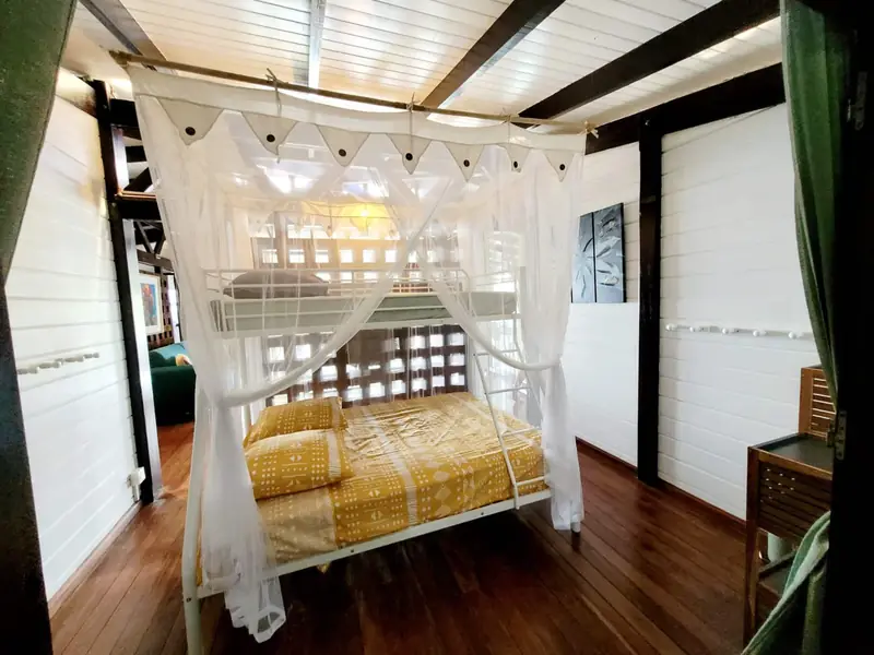 Troisième chambre et sa moustiquaire