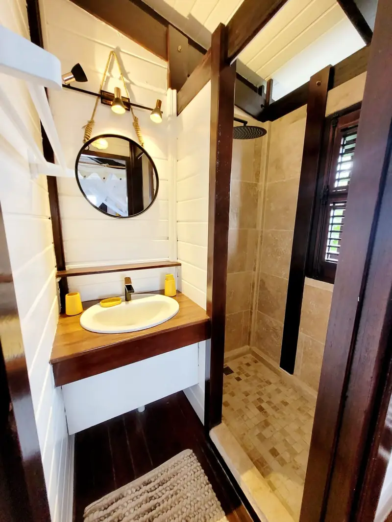 Salle de douche en travertin