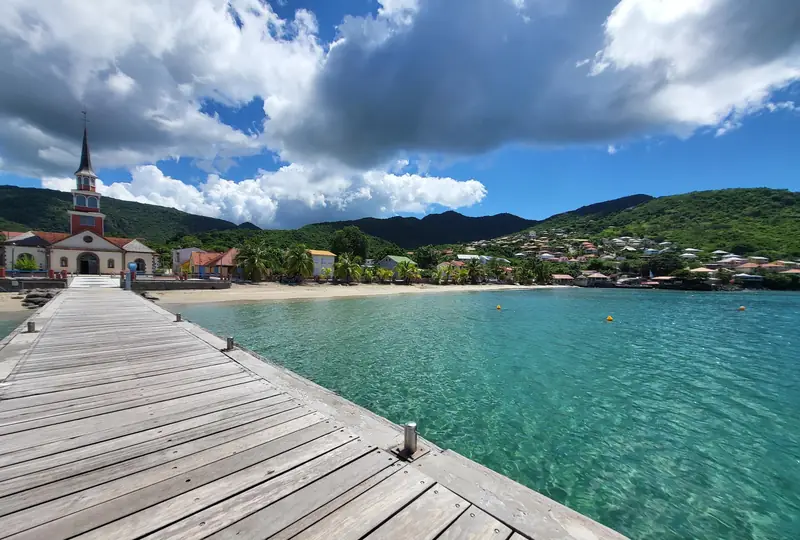 Le ponton et l'eau turquoise des Anses d'Arlet