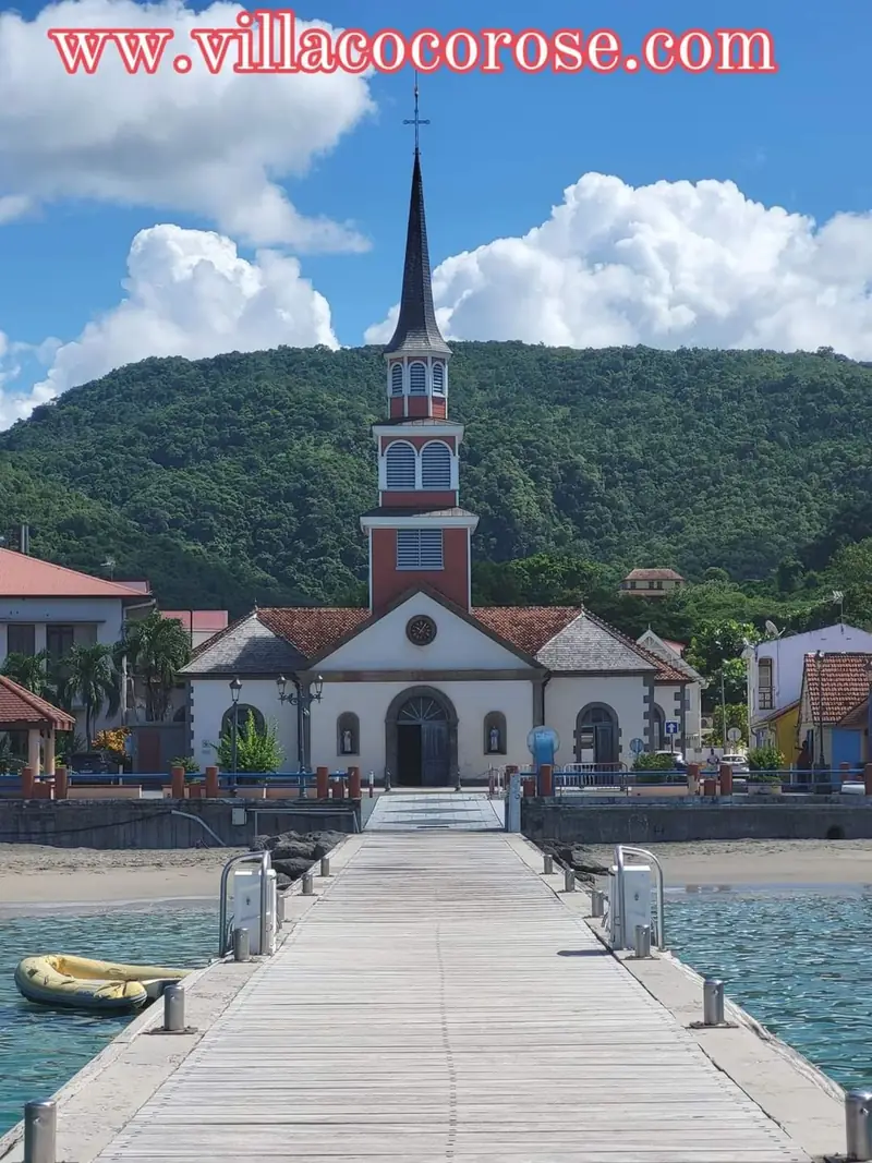 L'église Saint-Henri et le ponton des Anses d'Arlet
