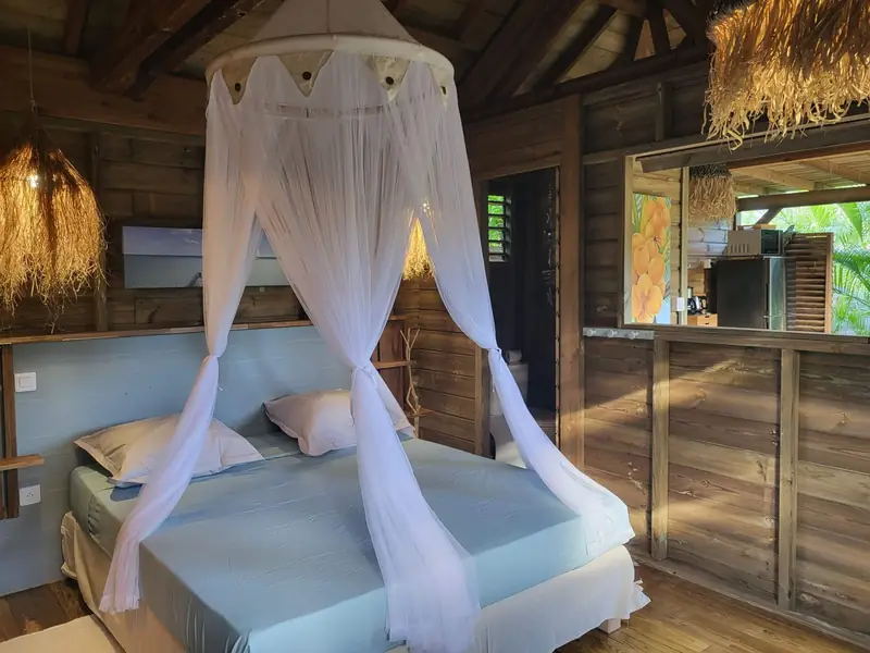 Chambre et sa moustiquaire