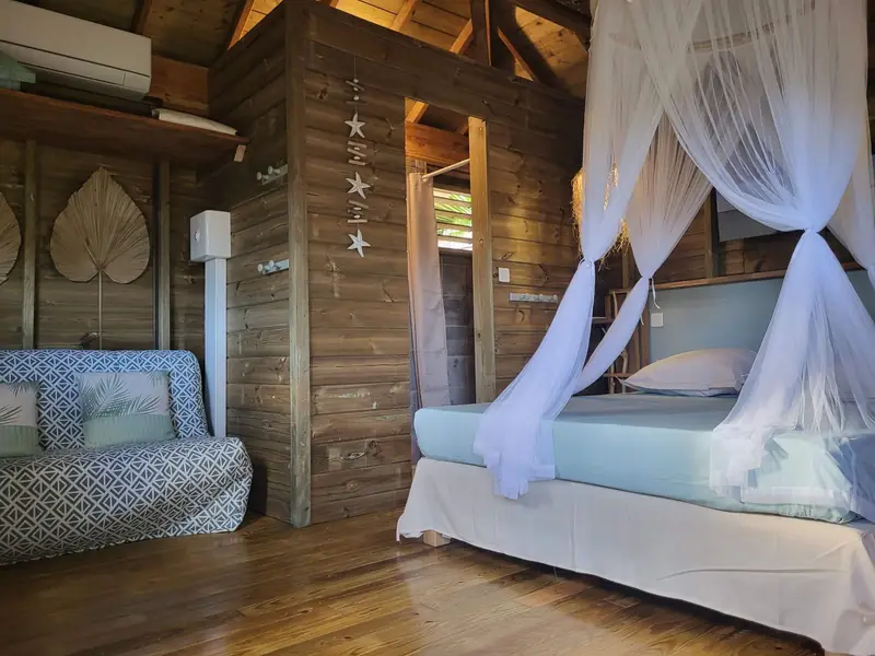 Chambre spacieuse avec canapé