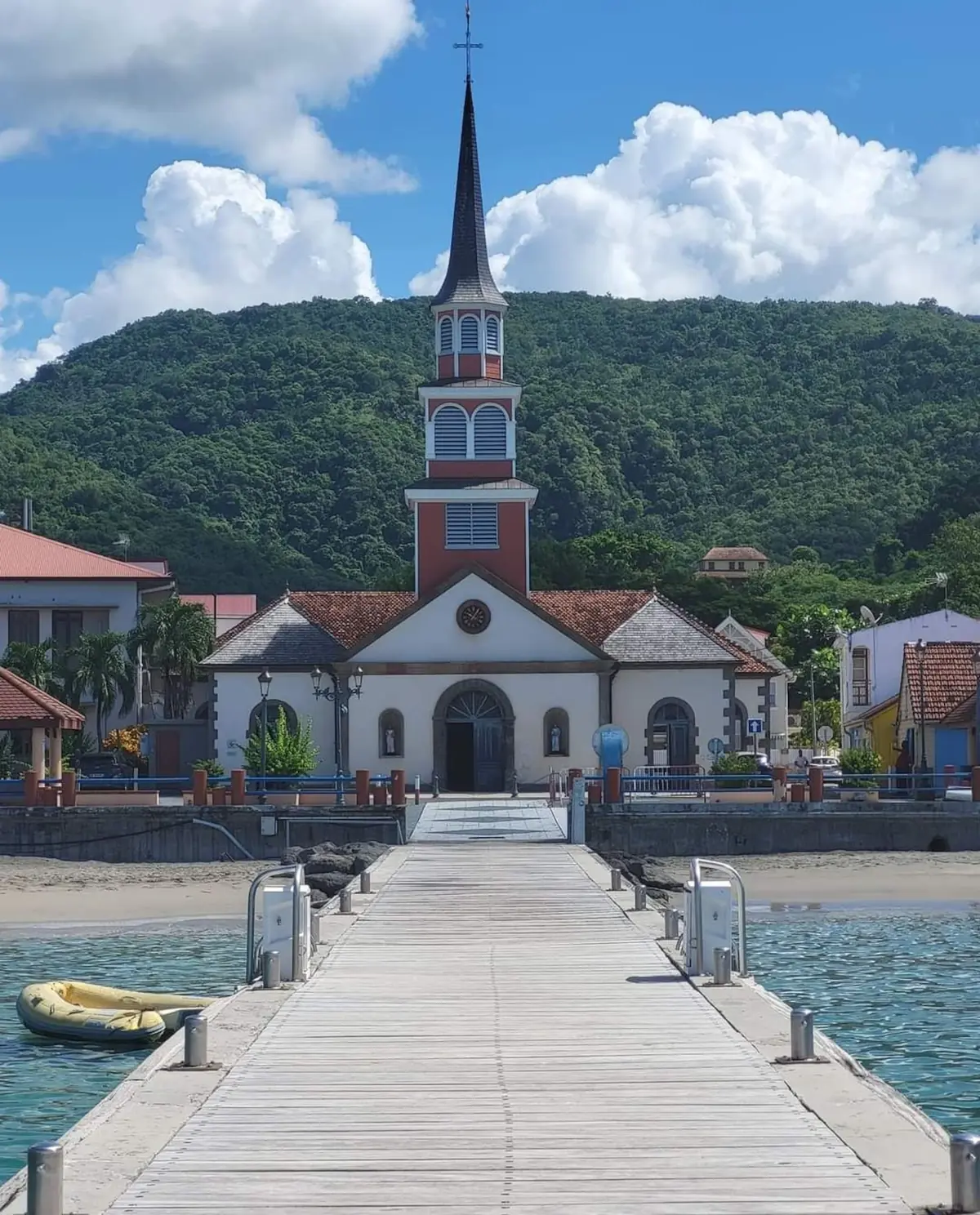 Le ponton et l'église Saint-Henri des Anses d'Arlet