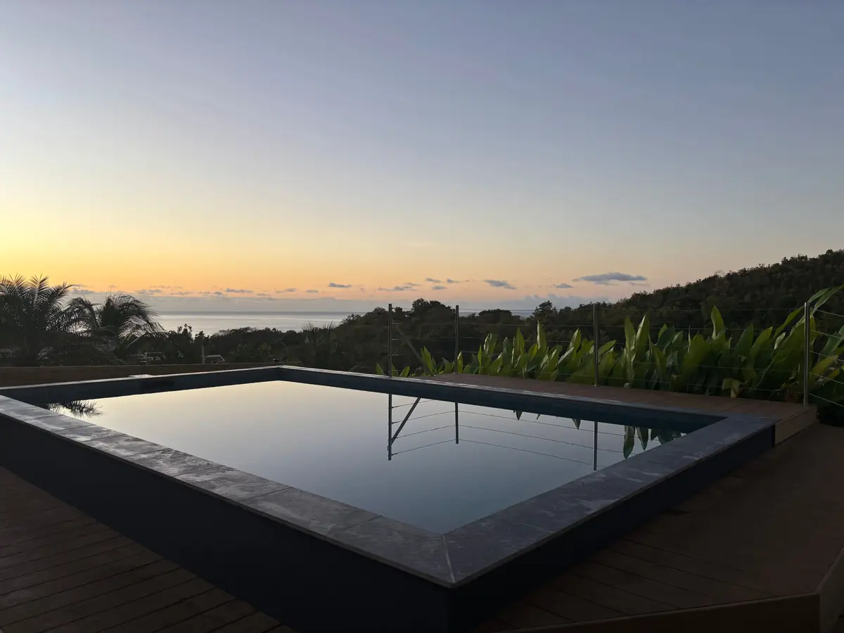 Coucher de soleil sur la piscine de la Villa Cap Lanati
